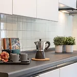 Joivy Sophisticated 3-Bed Flat With Desk
