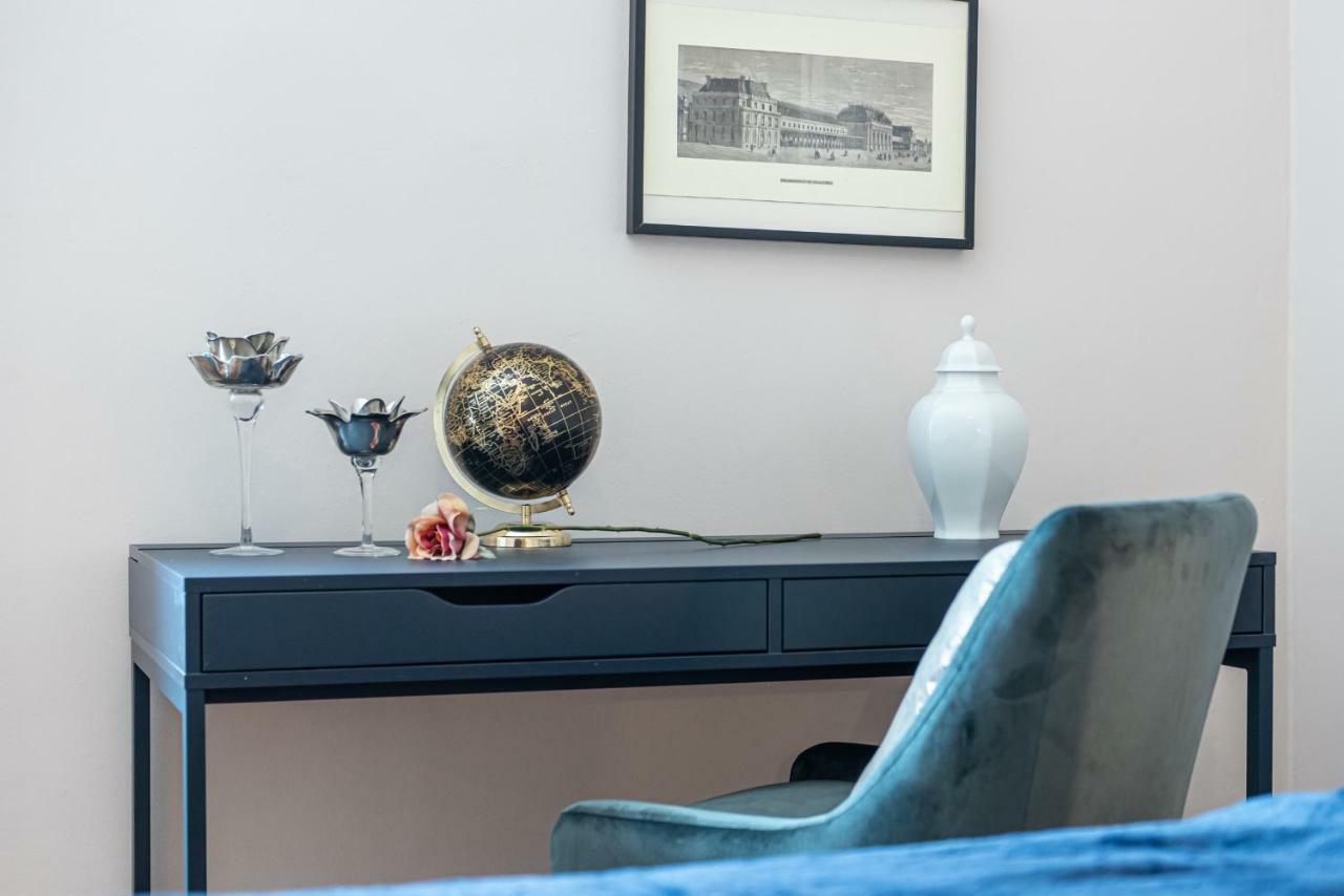 Joivy Sophisticated 3-bed Flat With Desk * Mailand