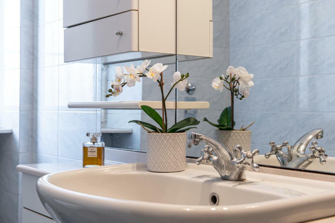 Joivy Sophisticated 3-bed Flat With Desk Mailand